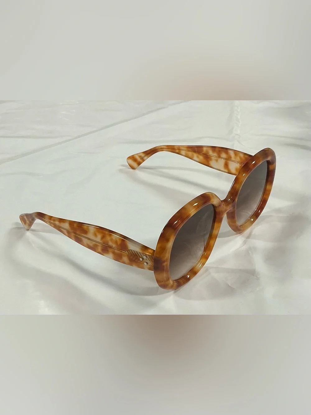KREWE Tortoise Round Sunglasses with Gradient Brown Lenses PR10-1003